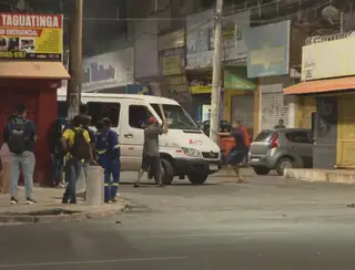 VÍDEO: motorista de van pirata dá ré e tenta atropelar concorrente no centro de Taguatinga, no DF