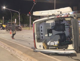 Ambulância tomba em acidente e idoso de 80 anos cai da maca ao ser socorrido; veja VÍDEO