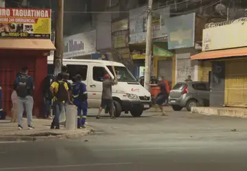 VÍDEO: motorista de van pirata dá ré e tenta atropelar concorrente no centro de Taguatinga, no DF