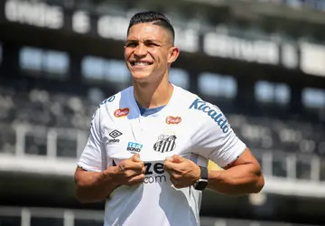 Após período de testes em 2015, Rodrigo Ferreira volta ao Santos 