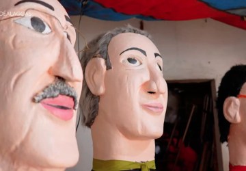 Artesão transforma isopor em bonecos gigantes em Penedo, no Sertão de Alagoas